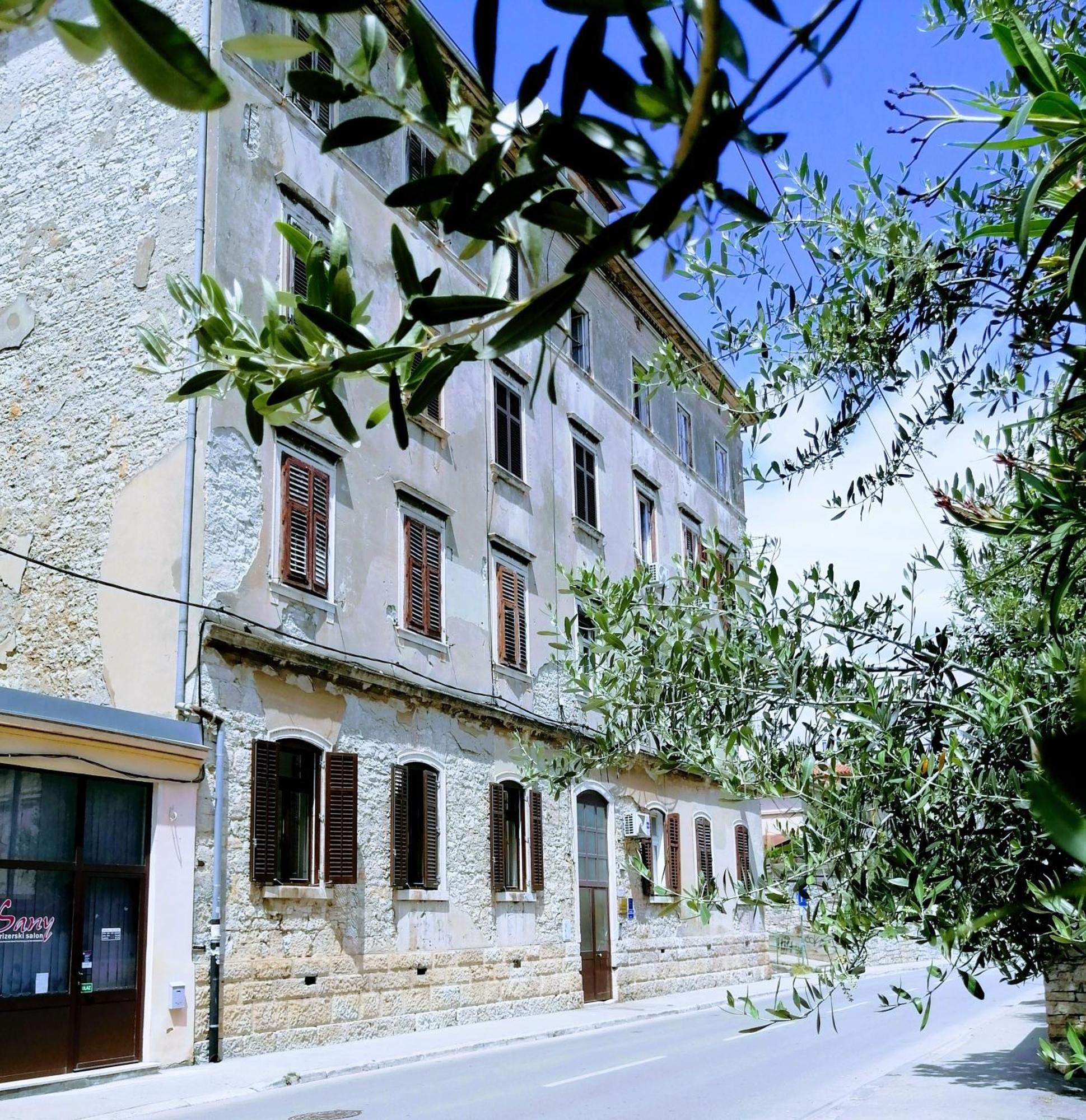 Pula Center - Studio Apartments Bagian luar foto